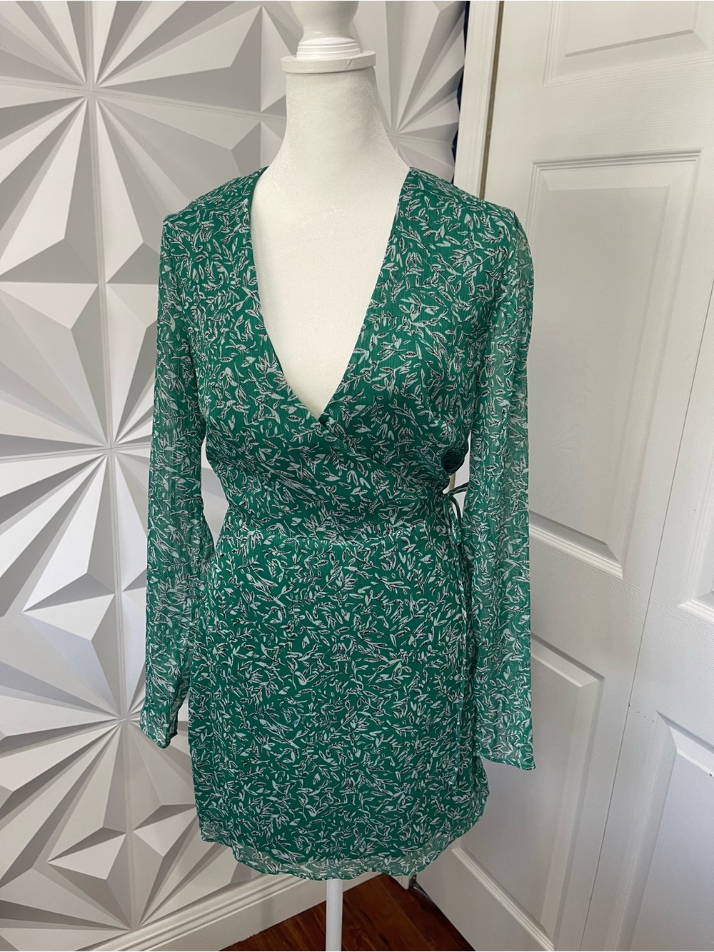 Women's Green Floral Wrap Mini Dress with V-Neck